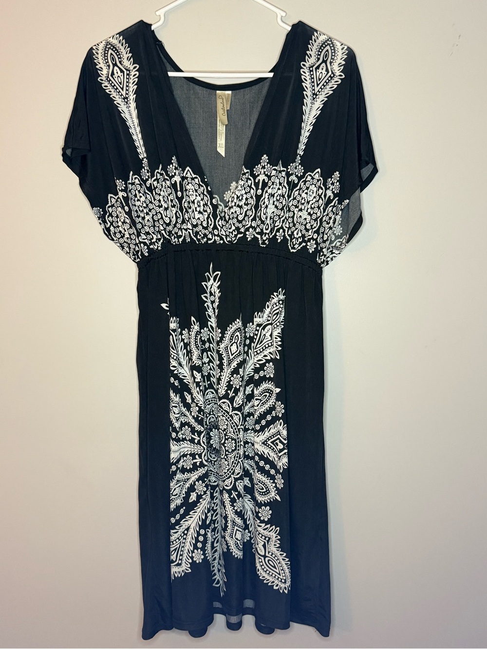 Cristinalove Black and White Paisley V-Neck Midi Dress
